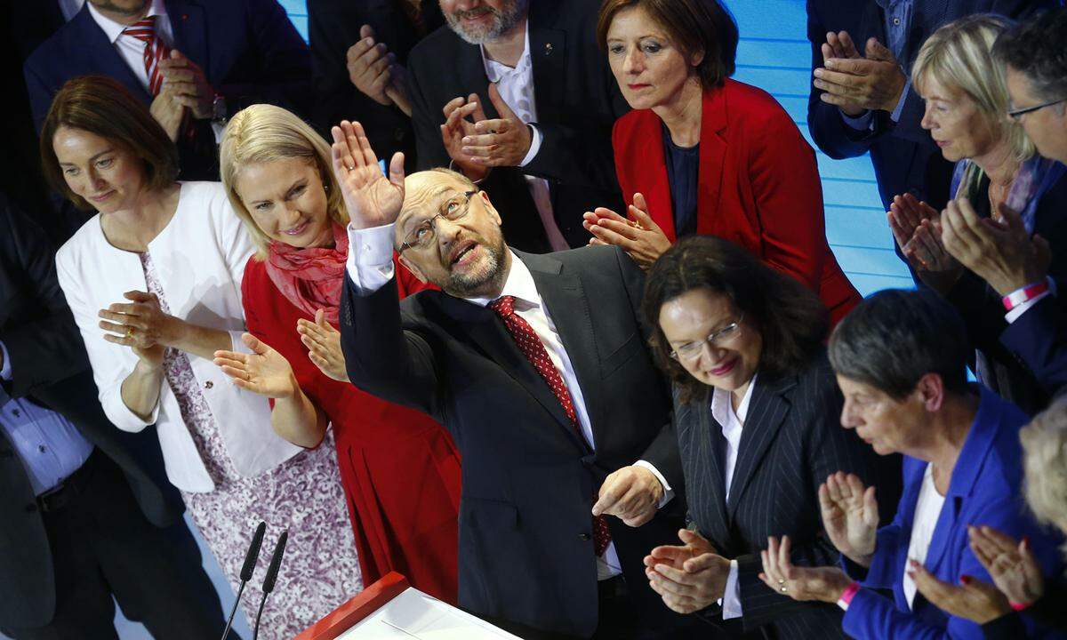 2) Die SPD wurde erneut als Juniorpartner von Merkel zermürbt. Vom Martin-Schulz-Hype blieb das historisch schlechteste Abschneiden der Sozialdemokraten bei einer Bundestagswahl. Martin Schulz spielte in der "Berliner Runde" den beleidigten Verlierer, teilte gegen Merkel aus ("Ideen-Staubsauger") und sieht keine großen Hindernisse für eine "Jamaika"-Koalition.