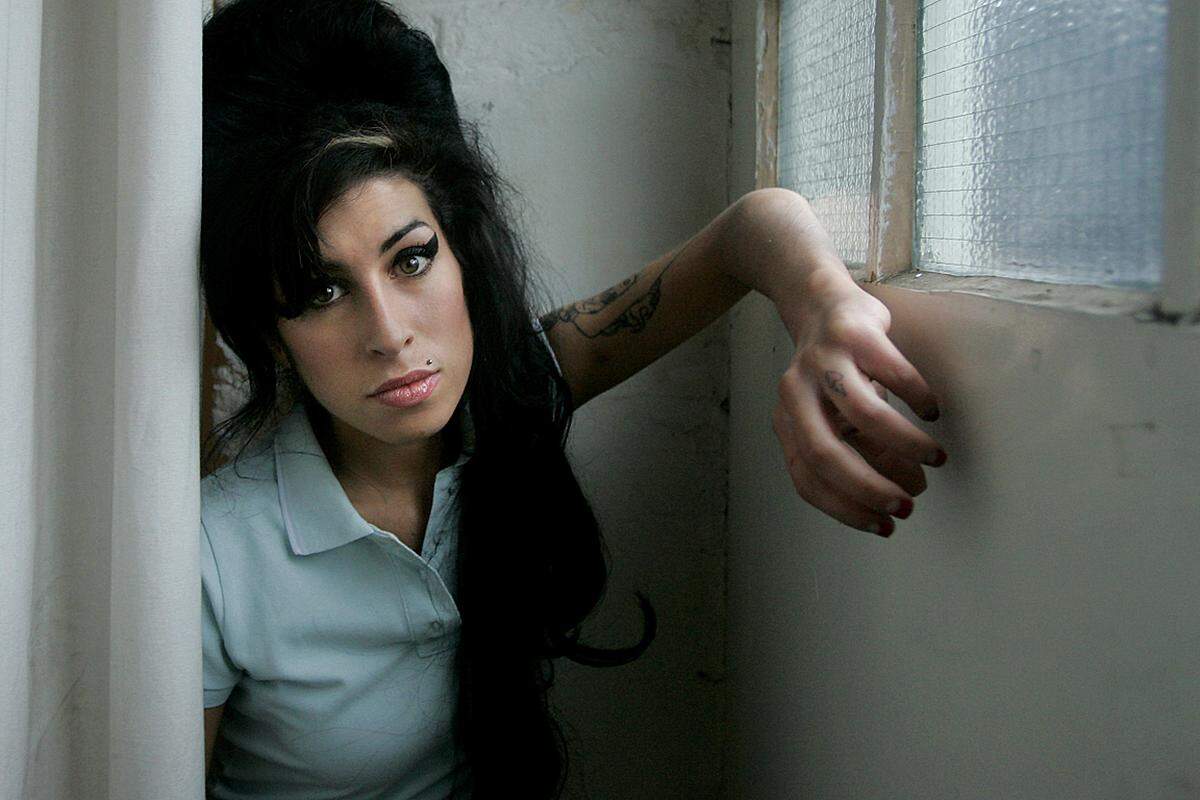 Die britische Soulsängerin Amy Winehouse, die am 23. Juli in London starb, war ebenfalls gerade einmal 27. Sie wurde bereits zu Lebzeiten dank ihrer aussergewöhnlichen Stimme und stilprägender Mode zur Ikone.Die Todesursache der Musikerin, die in den vergangenen Jahren auch mit ihrer Drogen- und Alkoholsucht für Schlagzeilen sorgte, ist bislang noch nicht bekannt.
