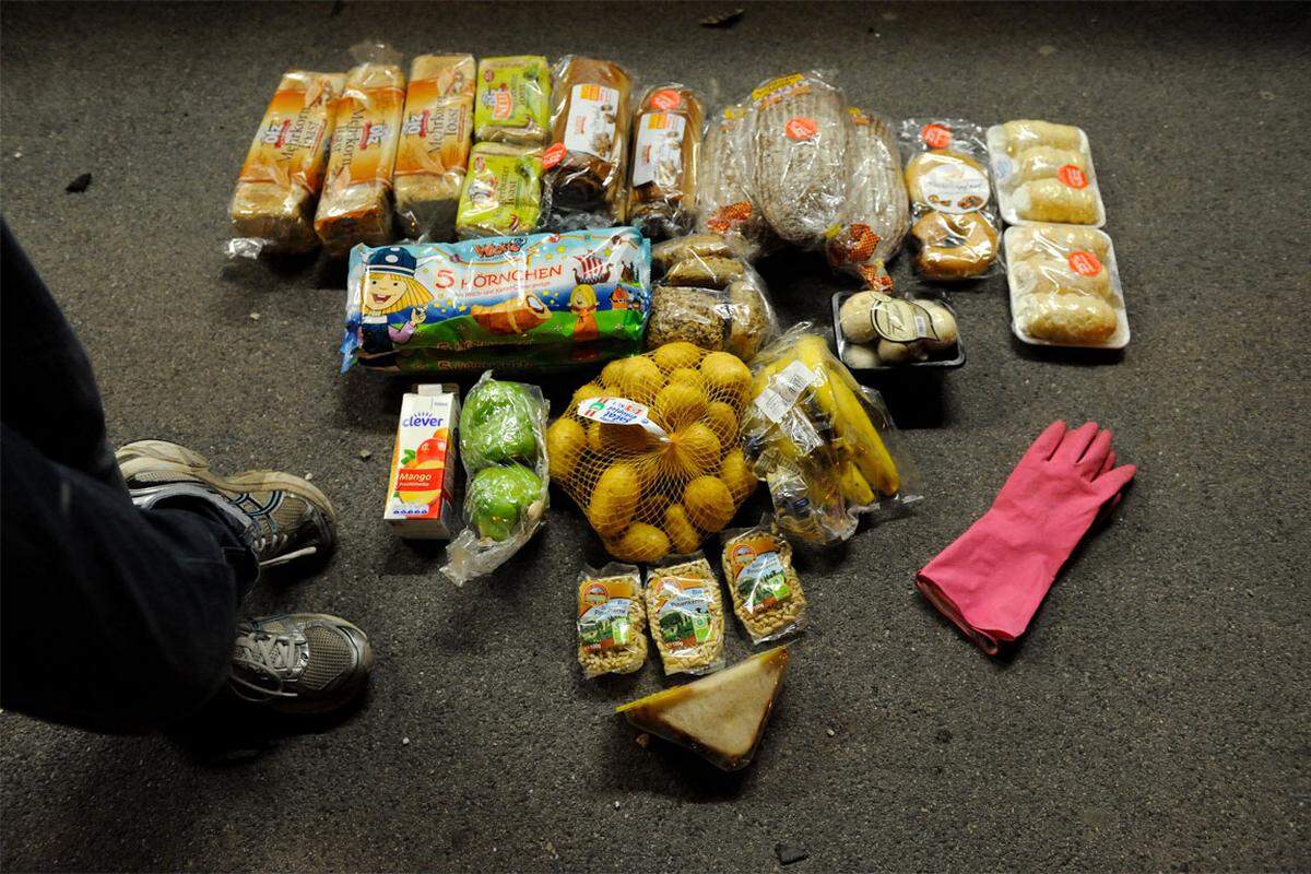Erfolgreiches Dumpstern: neben Brot, Gebäck und Süßwaren findet man auch teure Produkte, die in den Geschäften oft übrig bleiben - in diesem Fall sind es Pinienkerne.
