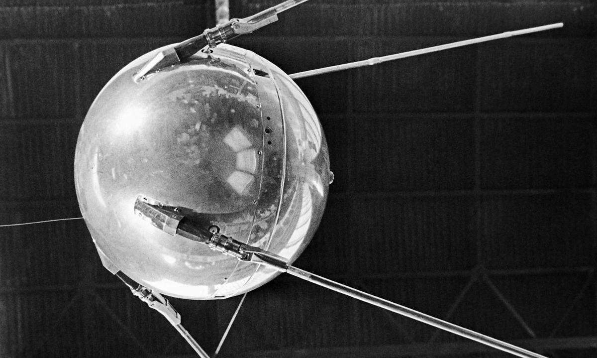 Denn es ging nicht nur um ein Wettrennen der Ingenieure, sondern um handfeste militärische Aspekte: Auf einer stark eliptischen Umlaufbahn zwischen rund 200 und 900 Kilometern Flughöhe umrundete "Sputnik" drei Monate lang die Erde, ehe der Satellit in der Erdatmosphäre verglühte. Die Sowjetunion zeigte so, dass sie jederzeit auch mit Bomben bestückte Flugkörper zu jedem Punkt der Erde bringen könnte.
