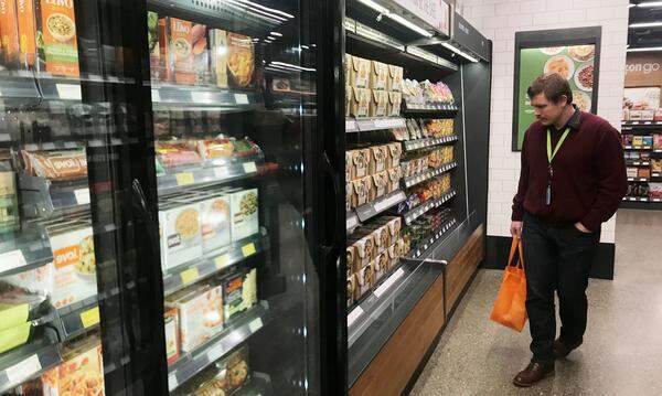 Im Angebot sind Salate, Fertiggerichte, Kochboxen, frische Lebensmittel, Getränke sowie Snacks einer Whole-Foods-Marke. Die Bio-Supermarktkette hatte Amazon vergangenen Sommer übernommen und damit weltweit Nervosität unter Lebensmittelhändlern verbreitet. Gibt es einen Fehler oder ist man unzufrieden mit einem Artikel, wird der Kaufpreis erstattet, ohne dass man die Ware zurückbringen muss.