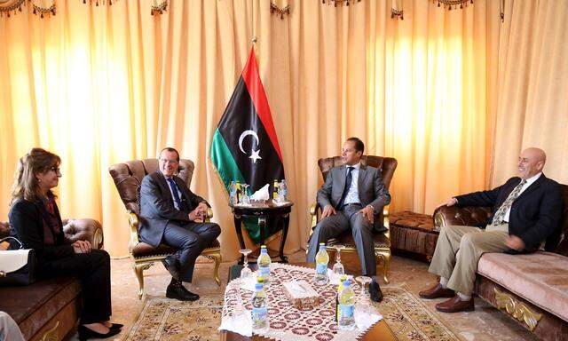 Der deutsche Beauftragte der Vereinten Nationen für Libyen, Martin Kobler (Zweiter von l.), machte in Tobruk im Osten des Landes dem Vorsitzenden des international anerkannten Parlaments, Aguila Saleh, seine Aufwartung.
