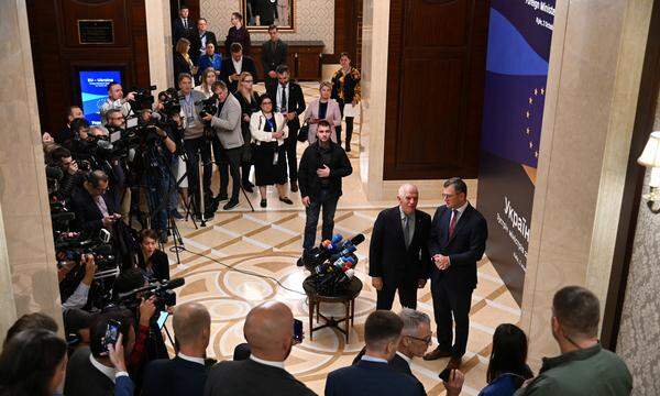 Der ukrainische Kuleba und EU-Außenbeauftragte Josep Borrell am Montag vor den Medien.