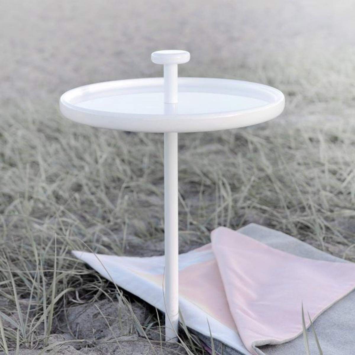 Der kleine Tisch sieht wie eine überdimensionale Pin-Nadel aus. Und genau wie eine Pin-Nadel wird er auch in die Erde.via Design 3000
