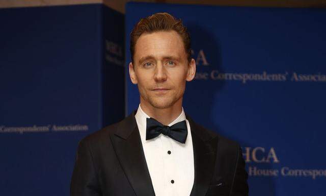 Actor Tom Hiddleston arrives on the red carpet for the annual White House Correspondents Association Dinner in Washington