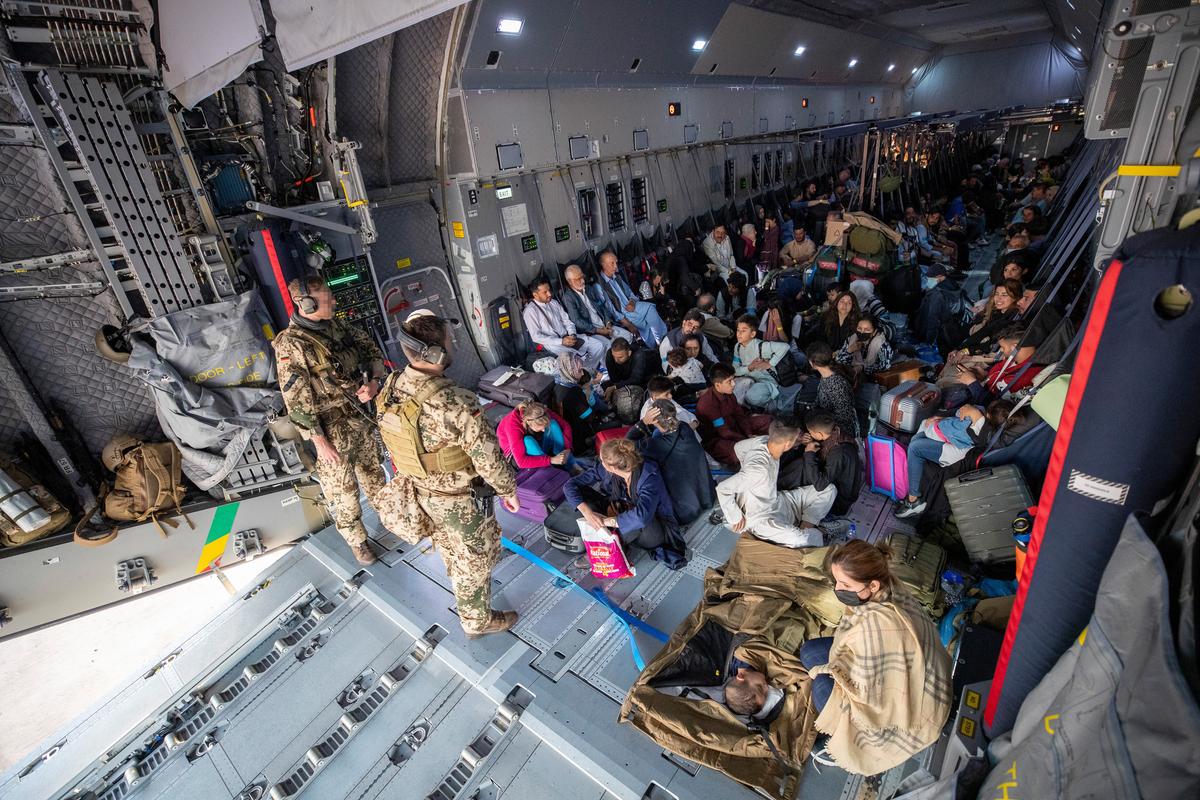 Die deutsche Bundeswehr hat eigenen Angaben zufolge 1649 Menschen aus 38 Nationen über eine Luftbrücke in Sicherheit gebracht. Auch die Österreicher, die sich noch in Afghanistan befinden, sollen auf den deutschen Evakuierungsflügen untergebracht werden.