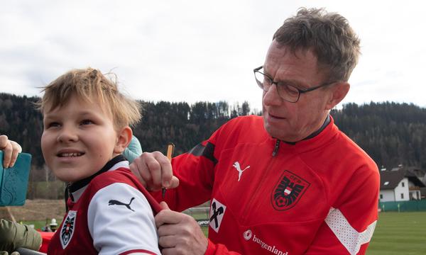 Ralf Rangnick hat Österreichs Fußball und seinen Fans Wort und Autogramm bis 2026 gegeben.