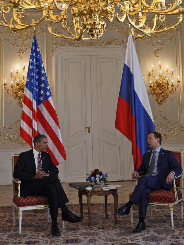 Der US-Präsident verhandelt nicht nur, er ist dabei auch erfolgreich: In Prag einigen sich er und der damalige russische Präsident Dimitrij Medwedjew auf eine Obergrenze von 1550 atomaren Sprengköpfen. Kurz vor Weihnachten, am 22. Dezember 2010, ratizifitert der US-Senat das neue START-Abkommen. Obama einigt sich zudem mit 45 Staatschefs auf schärfere Strafen für Atomschmuggel, die Sicherung von spaltbarem Material und weitere Überwachungsrechte für die Atomenergiebhörde IAEO.