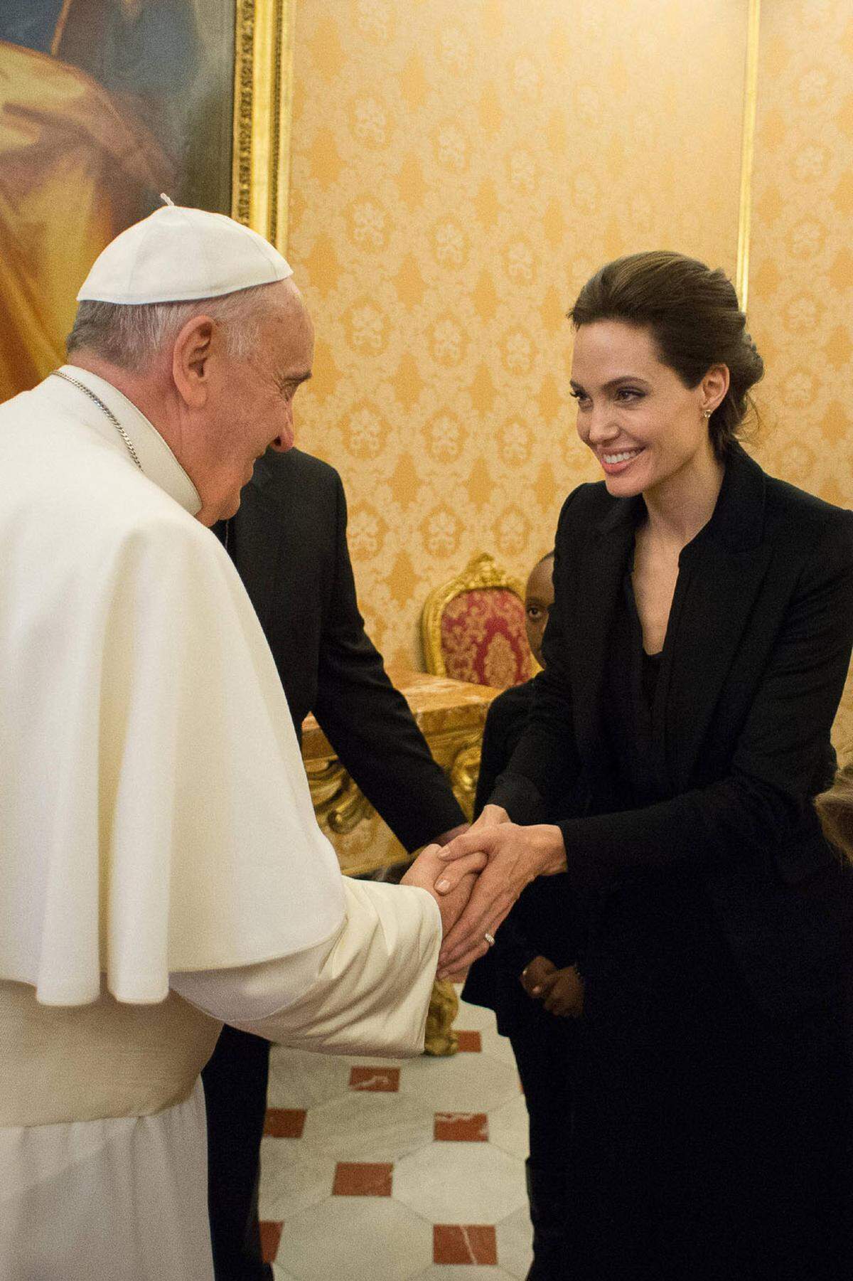 Genauso wie Hollywoodstar Angelina Jolie, die ein schwarzes Outfit ohne Kopfbedeckung trug.
