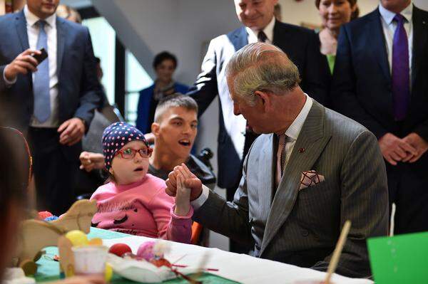 Charles' und Camillas Reise begann vergangenen Mittwoch in Rumänien unter anderem mit einem Besuch in dem Hospiz Casa Sperantei.