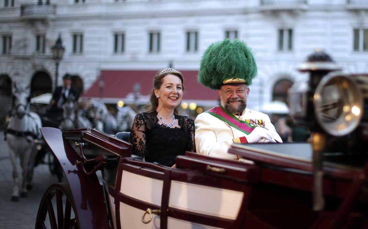 In Uniform und mit Tiara fiel man bei dem Sommerball nicht auf.