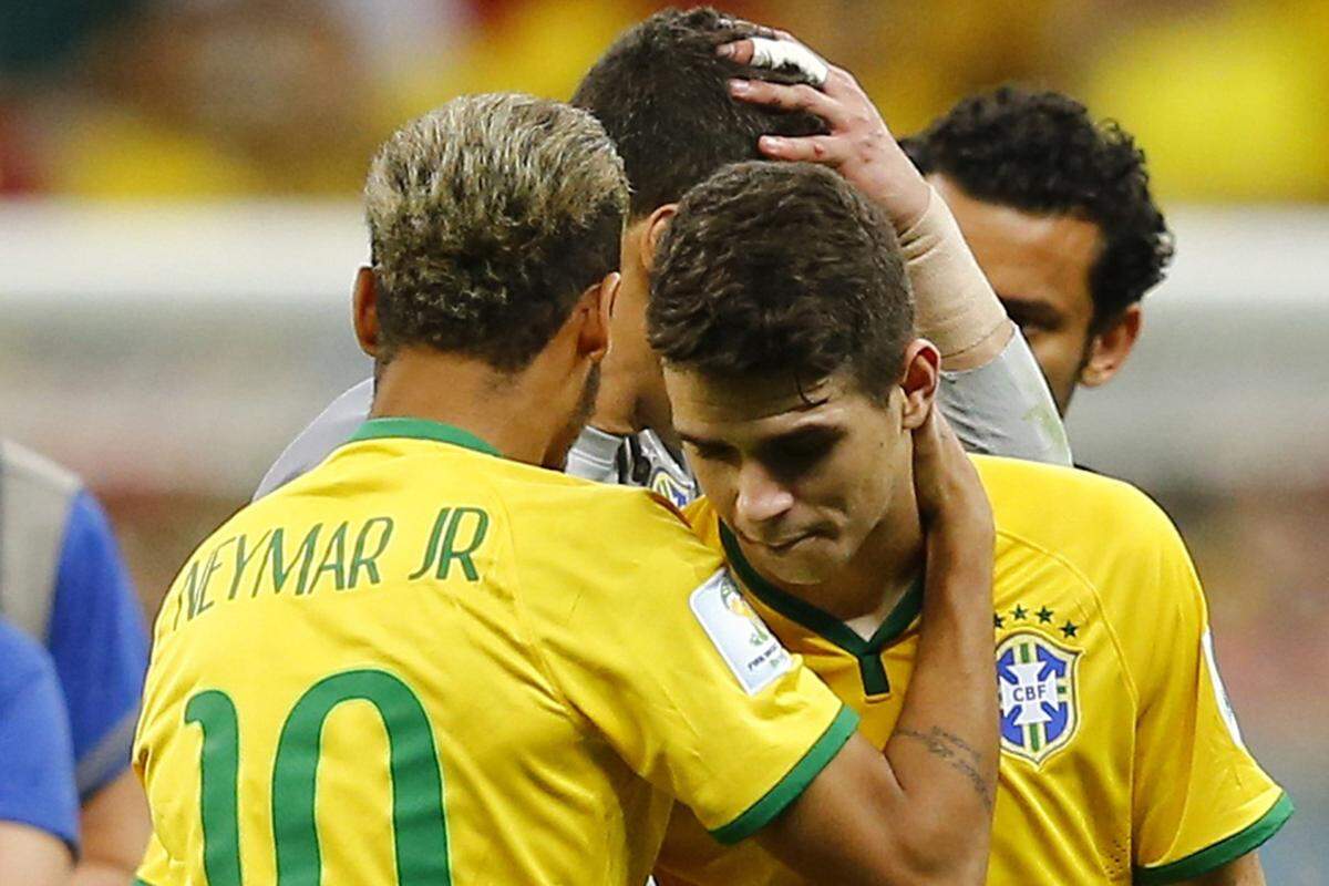 Der verletzte Superstar Neymar spendete seinen enttäuschten Kollegen auf dem Rasen Trost.
