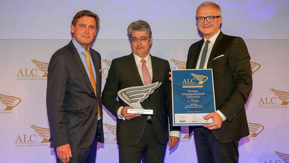 Auszeichnung 1. Platz Kategorie International für die Siemens AG Österreich (v.l.): Wirtschaftsstadtrat Peter Hanke, Siemens-Generaldirektor Wolfgang Hesoun und KSV1870-Vorstand Ricardo José Vybiral.