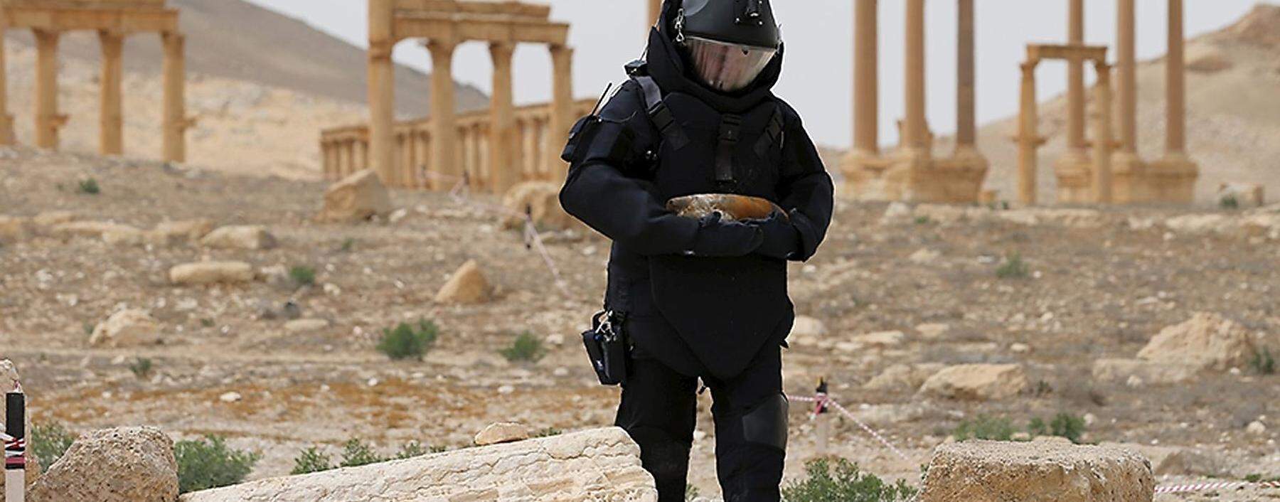 Ein russischer Pionier 2016 vor Ruinen der weltberühmten antiken Stätte Palmyra, vormals  in den Händen des Islamischen Staates. Das Bild wurde vom russischen Verteidigungsministerium veröffentlicht.