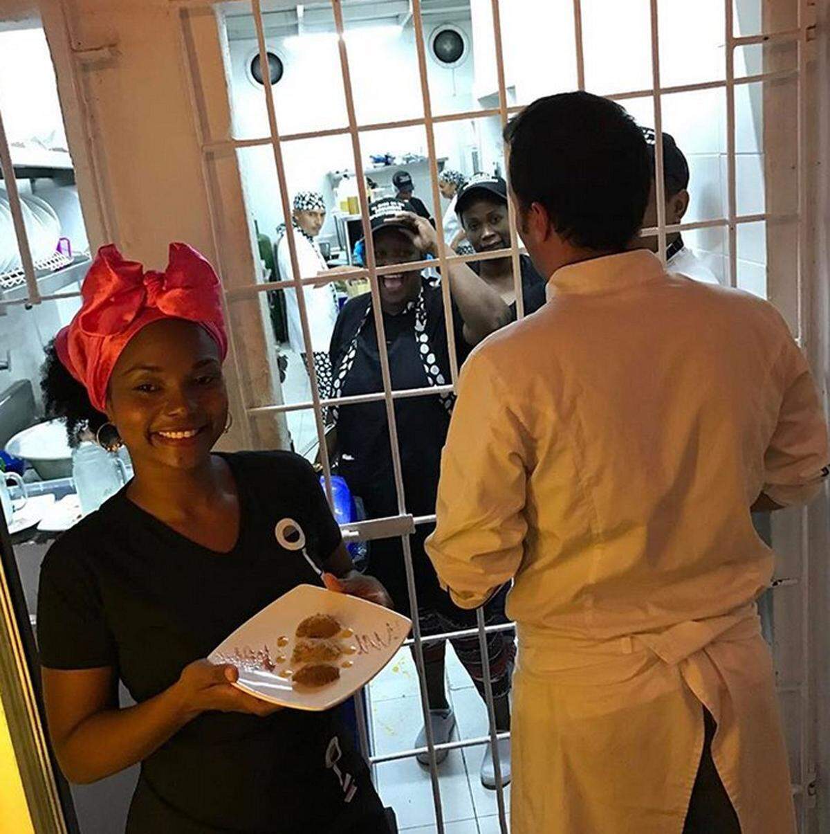 Interno, Cartagena, Kolumbien Die Mitarbeiterinnen des Restaurants sind allesamt Häftlinge, die bald entlassen werden. Seit der Eröffnung 2016 erlernten hier viele Frauen Fertigkeiten, die ihnen auch bei der Wiedereingliederung in die Gesellschaft helfen soll. Essen kann man hier lokale Gerichte wie Ceviche in Kokosmilch oder Posta Cartagenera.