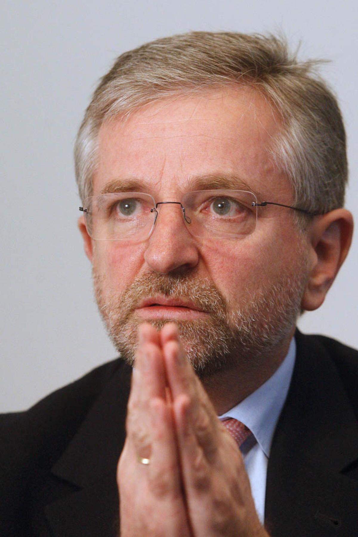 Molterer, der die Nationalratswahl 2008 vom Zaun gebrochen und verloren hat, ist erst vor einem Monat aus dem Parlament ausgeschieden und wechselt als Vizechef zur Europäischen Investitionsbank (EIB).