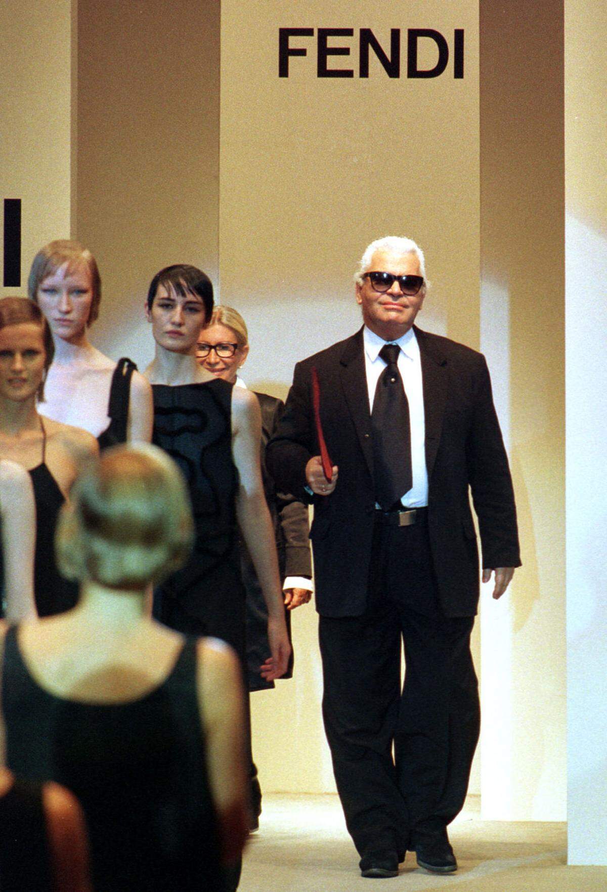 Von 1963 bis 1978 ist Lagerfeld künstlerischer Leiter bei Chloe, dann ab 1992 noch einmal für fünf Jahre. Seit 1965 war er Damenmoden-Designer bei Fendi, 1983 schlüpfte er in seine wohl bekannteste Rolle: Die des Chanel-Designers. Er revitalisiere das französischen Modehaus und verhalf ihm zum Aufstieg zu einem internationalen Milliardenkonzern. Die Inszenierungen seiner Modeschauen war legendär.