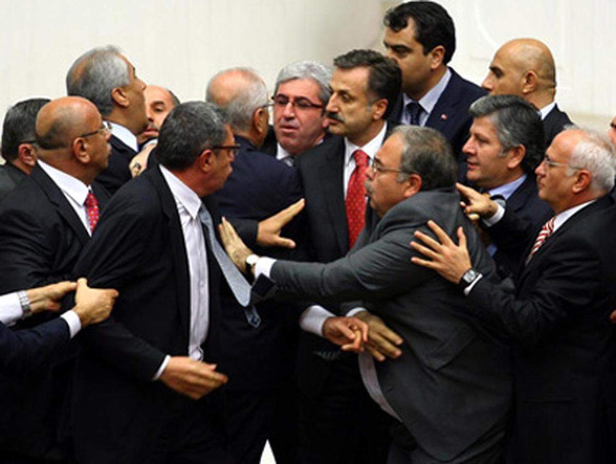 Bei einer Schlägerei im türkischen Parlament holten sich mehrere Abgeordnete blaue Augen und Prellungen. Grund für die Keilerei war eine Rede über das Kopftuch der Ehefrau von Ministerpräsident Erdogan. Zwei Volksvertreter mussten im Krankenhaus behandelt werden.