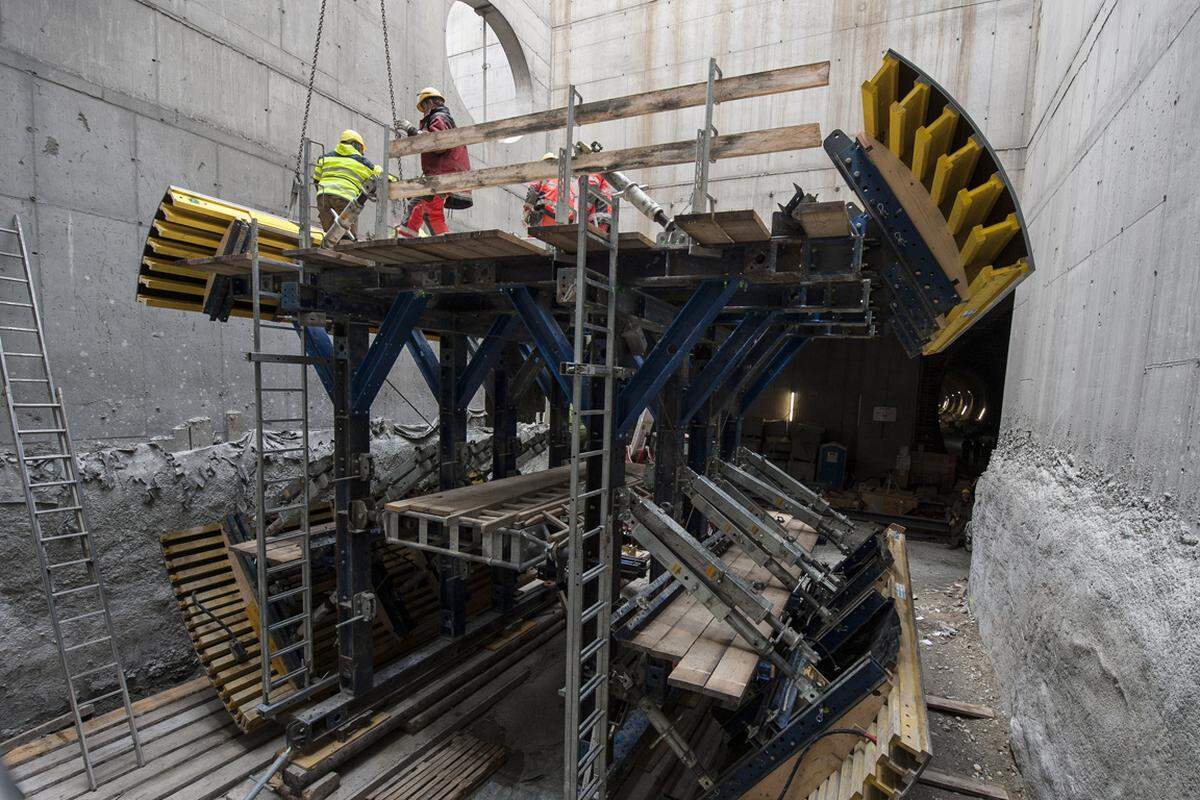 Im Schacht am Verteilerkreis wird ein Gerüst für einen Schalwagen gebaut, der dann die Tunnelröhre mit einer Stahlbeton-Schale versieht. Rund zehn Meter schafft ein Schalwagen pro Tag.