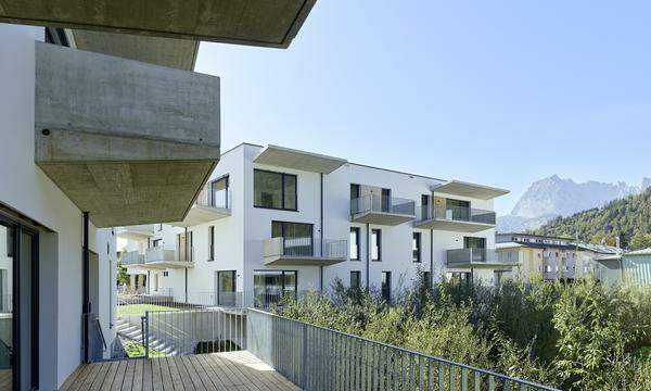 Häuser, die in den örtlichen Maßstab passen, bieten Wohnungen mit Ausblick. Kirchdorf in Tirol.