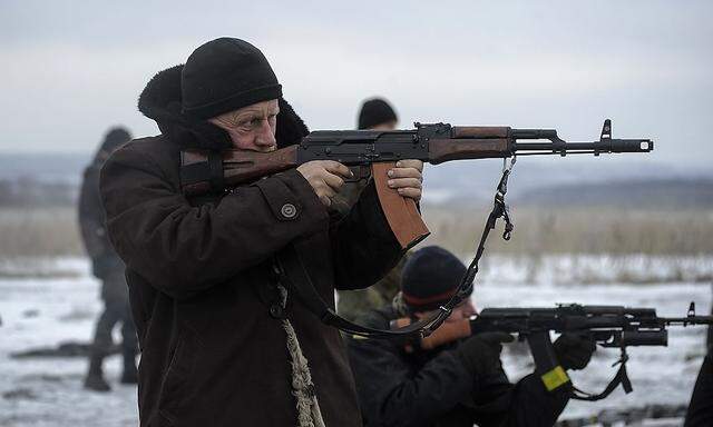 Ukrainische Soldaten üben schießen