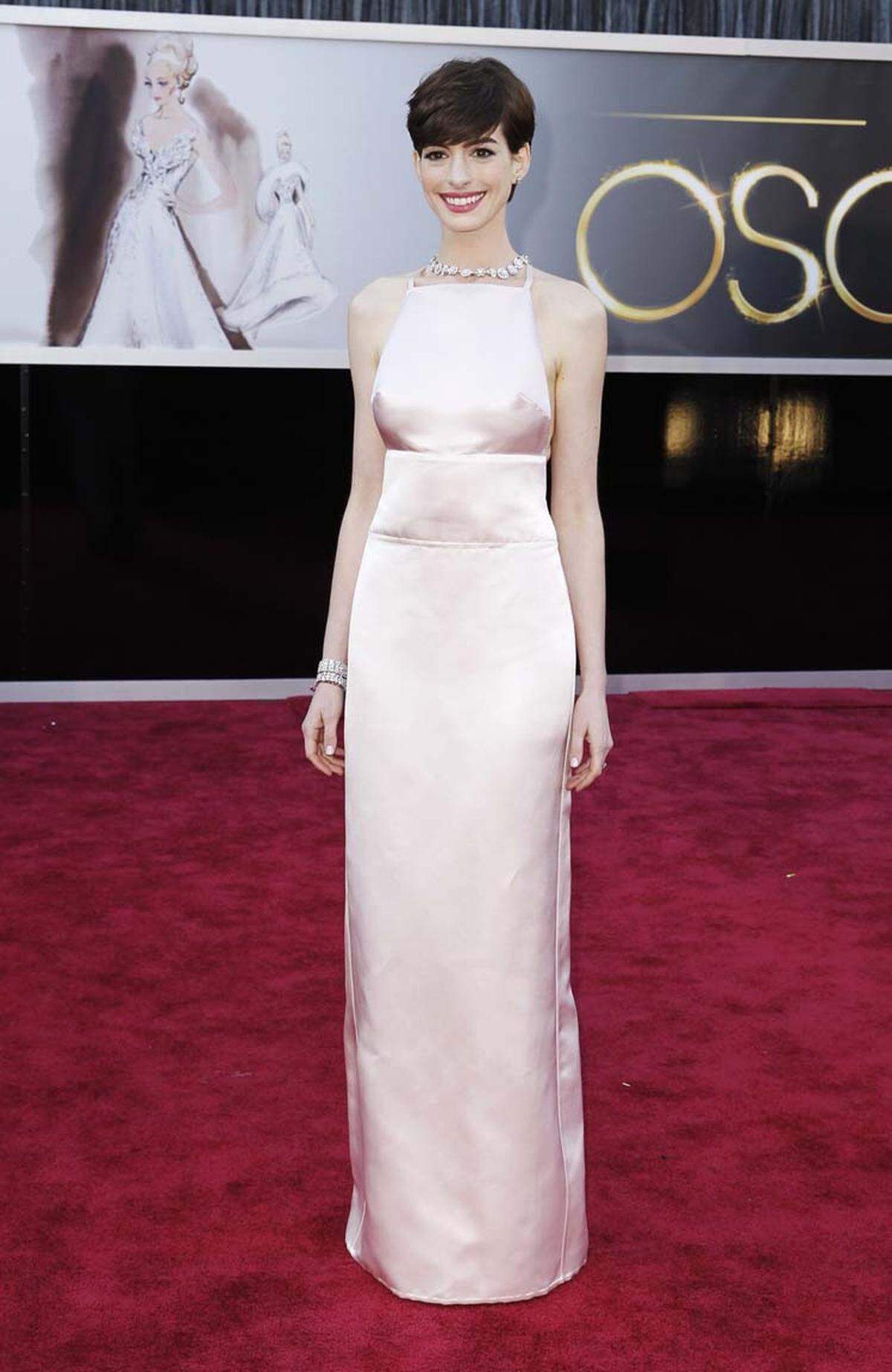 2013 machte Anne Hathaway in diesem Prada-Kleid von sich sprechen. Die Nähte des Oberteils sorgten fast für einen "Nipplegate"-Skandal.  