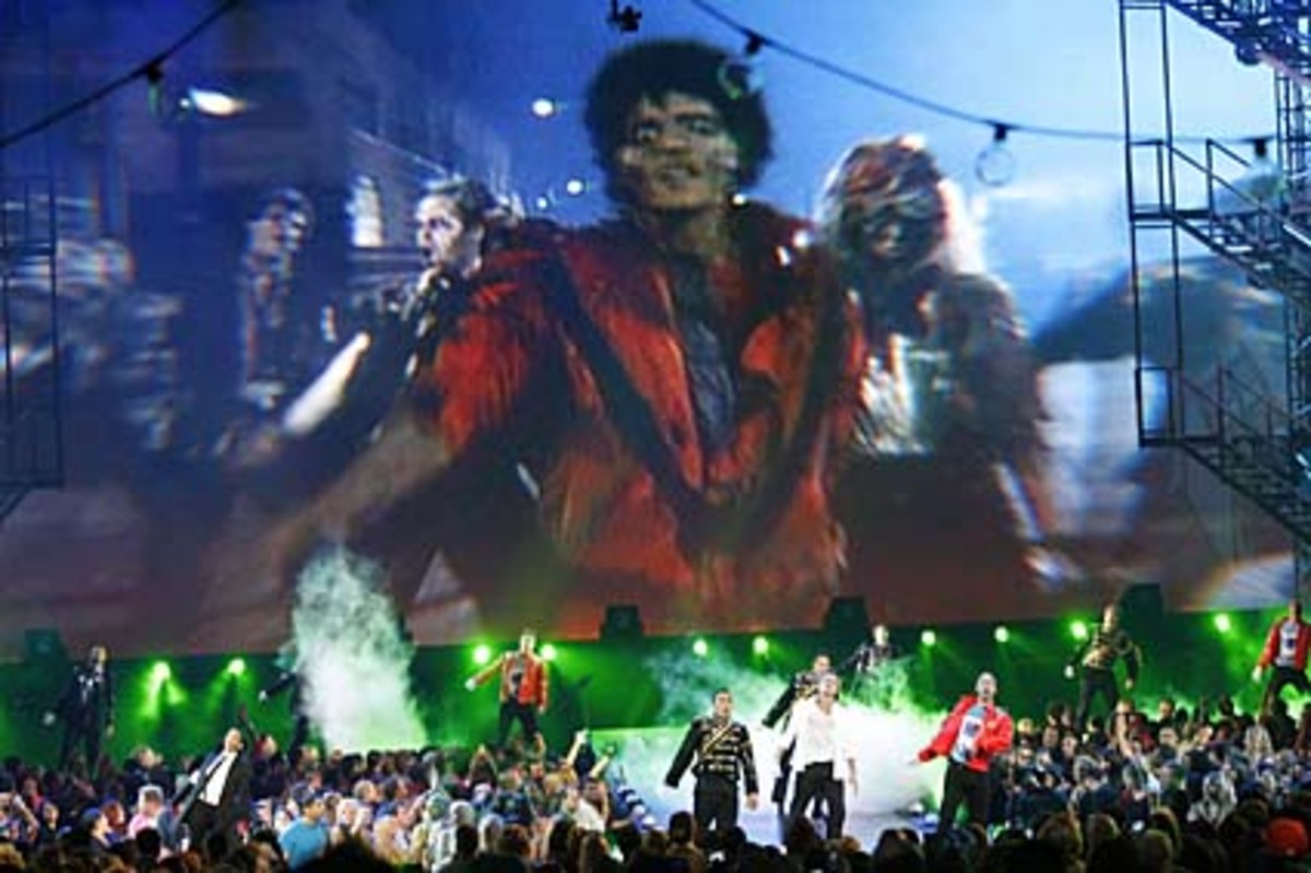 Ansonsten stand der Abend ganz im Zeichen des verstorbenen King of Pop. Musikalisch wurde Michael Jackson etwa mit eine "Thriller"-Choreografie Tribut gezollt.