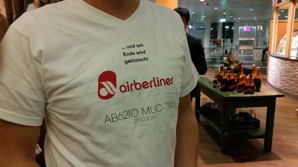 Einige Fans der Fluglinie - unter ihnen auch einige ehemalige Mitarbeiter - hatten eigens für den Abschiedsflug T-Shirts mit den Flugdaten drucken lassen.
