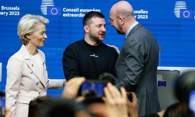 EU-Kommissionspräsidentin Ursula von der Leyen, der ukrainische Präsident Wolodymyr Selenskij und EU-Ratspräsident Charles Michel beim EU-Gipfel in Brüssel.