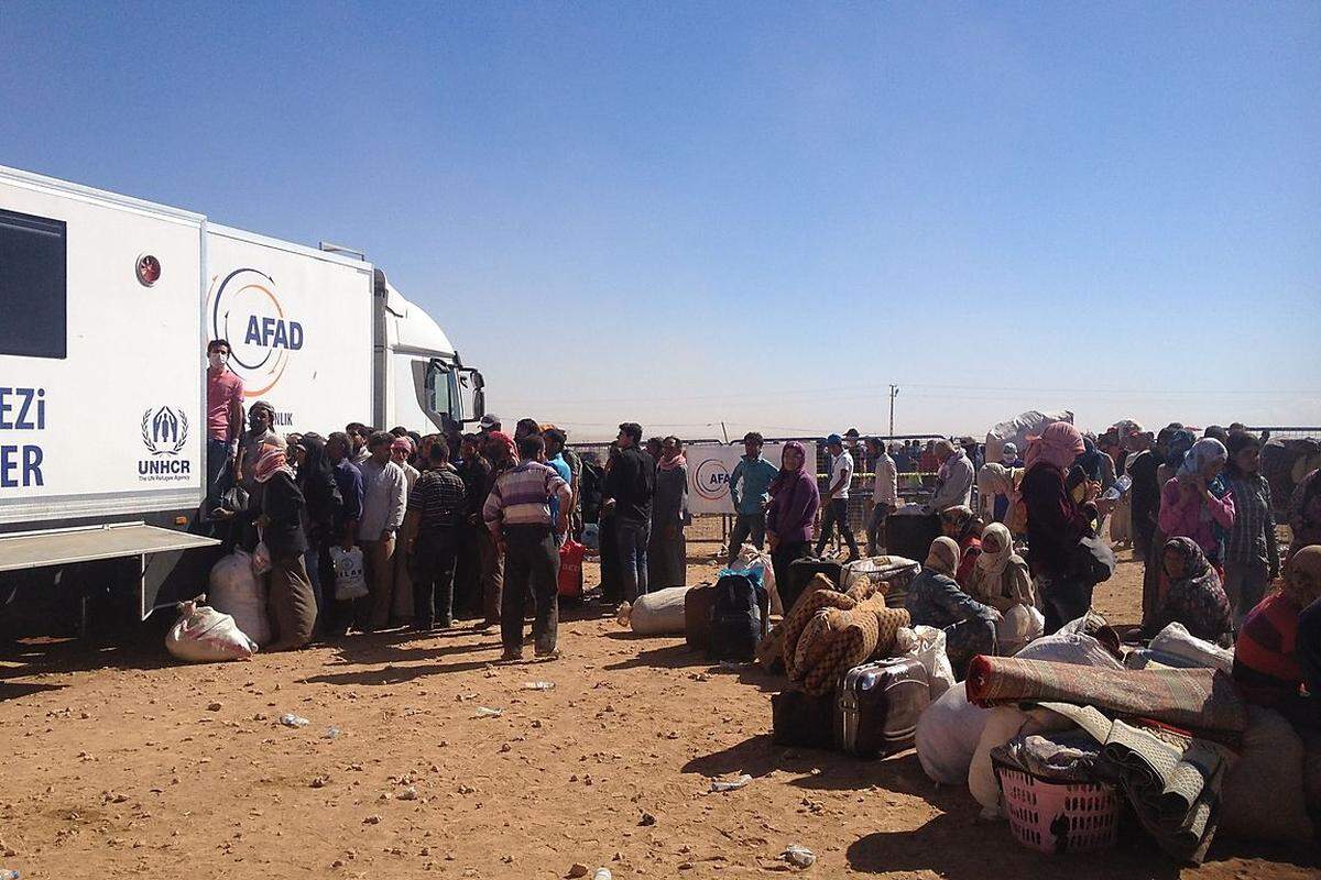 Nach ihrer Ankunft in der T&uuml;rkei m&uuml;ssen sich die Fl&uuml;chtlinge registrieren lassen, eine mobiles B&uuml;ro wurde daf&uuml;r aufgebaut. Es gibt hier Wasser, Essen und Erste Hilfe. Kinder werden gegen Polio-Diphterie-Tetanus geimpft. &nbsp;