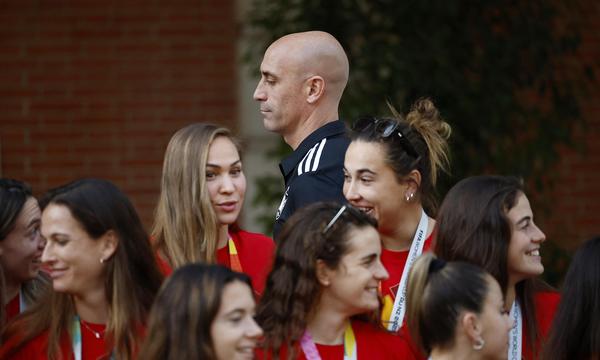 Spaniens Fußball-Präsident Luis Rubiales hinter den frisch gebackenen spanischen Weltmeisterinnen.