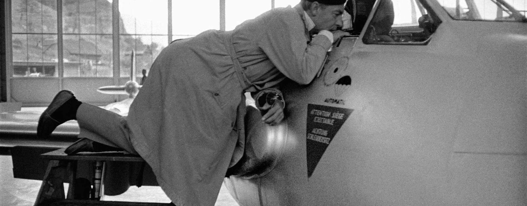 Technikfreak Herbert von Karajan inspiziert ein neues Sportflugzeug. Luzern, 1947.