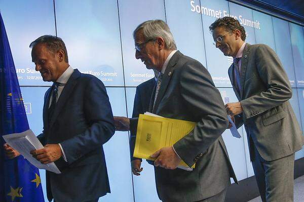 Es ist vollbracht. Kurz vor neun Uhr Montag früh verkündeten einige der Staats- und Regierungschefs nach einer durchverhandelten Nacht die Einigung. Wenig später wurden von Ratspräsident Tusk Kommissionspräsident Juncker, und Eurogruppenchef Dijsselbloem erste Details verkündet.