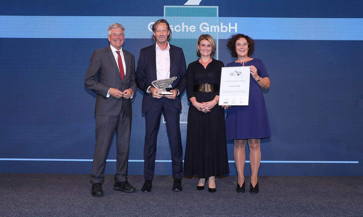 Sieger Cybersecurity Award ist die Gitsche GmbH aus Villach (v. l.): Landeshauptmann Peter Kaiser, Gitsche-Geschäftsführer Peter Schwarzenbacher mit Prokuristin Nicole Trunk und Barbara Wiesler-Hofer, KSV1870 Niederlassungsleiterin Klagenfurt.