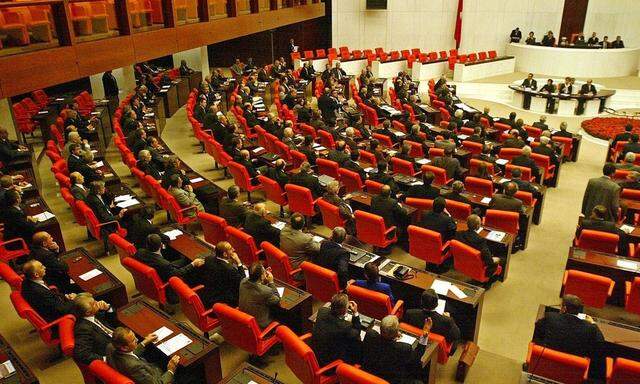 Blutige Schlägerei im türkischen Parlament 