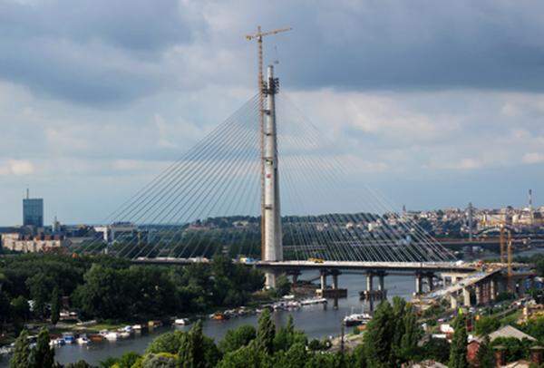Neues Wahrzeichen: Die Save-Brücke in Belgrad lockte anlässlich eines Tages der offenen Tür tausende Besucher an. Mit 969 Metern Länge und einer Höhe von 200 Metern ist das von der Firma Porr errichtete Bauwerk ein Bindeglied zwischen Zentral- und Südosteuropa.