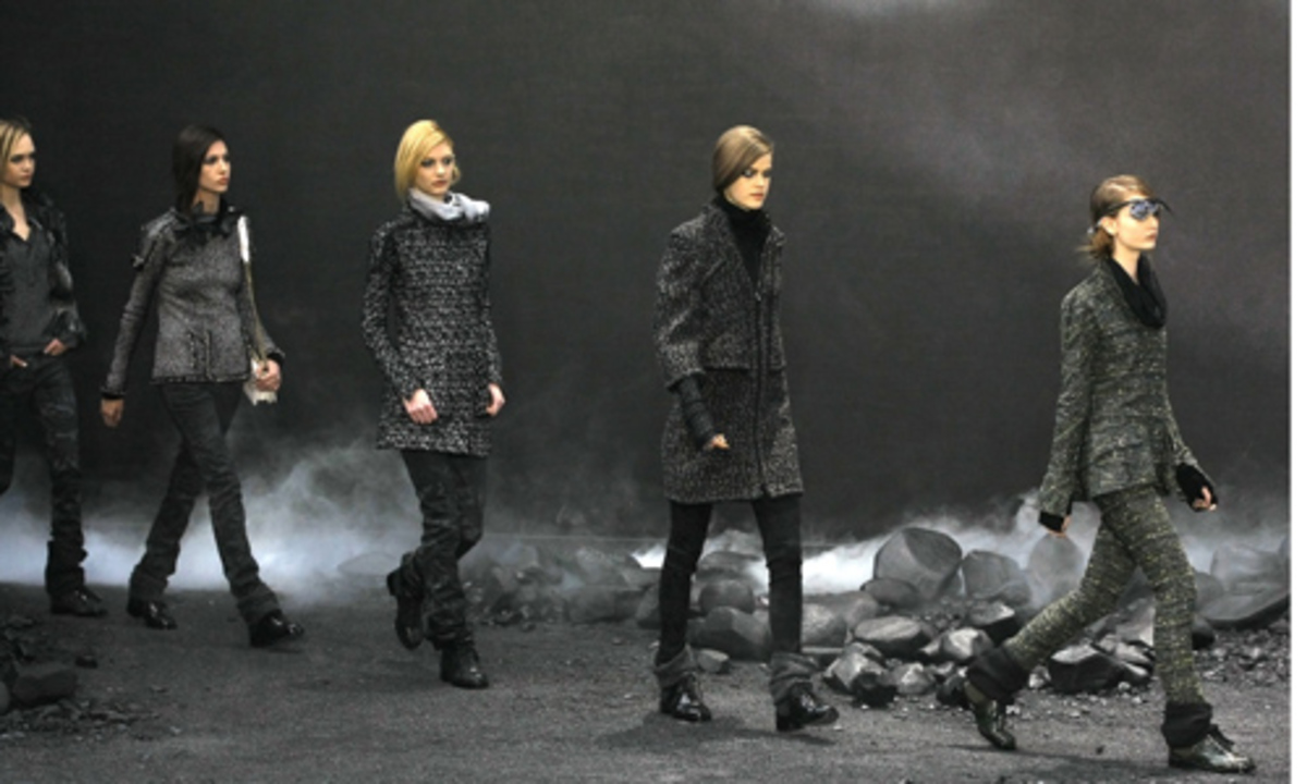 Lagerfeld schaffte mit seiner Chanel HW11/12 Kollektion ein düsteres Bild der Hoffnungslosigkeit und Depression. Die Models defilierten in einer Staubwolke..