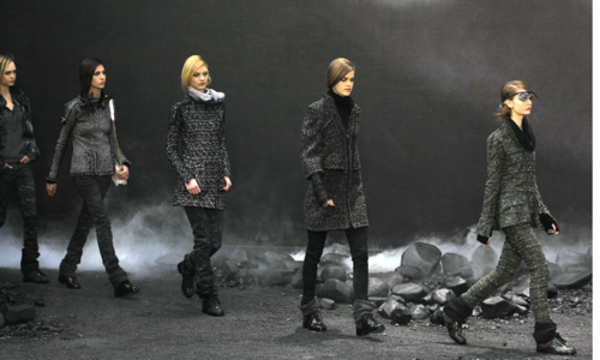 Lagerfeld schaffte mit seiner Chanel HW11/12 Kollektion ein düsteres Bild der Hoffnungslosigkeit und Depression. Die Models defilierten in einer Staubwolke..