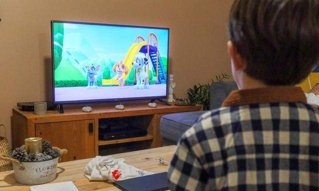 FRANCE - HEALTH - EDUCATION - CHILDHOOD - DANGER OF TELEVISION A three-year-old child watches an anime drawing Pat Patro