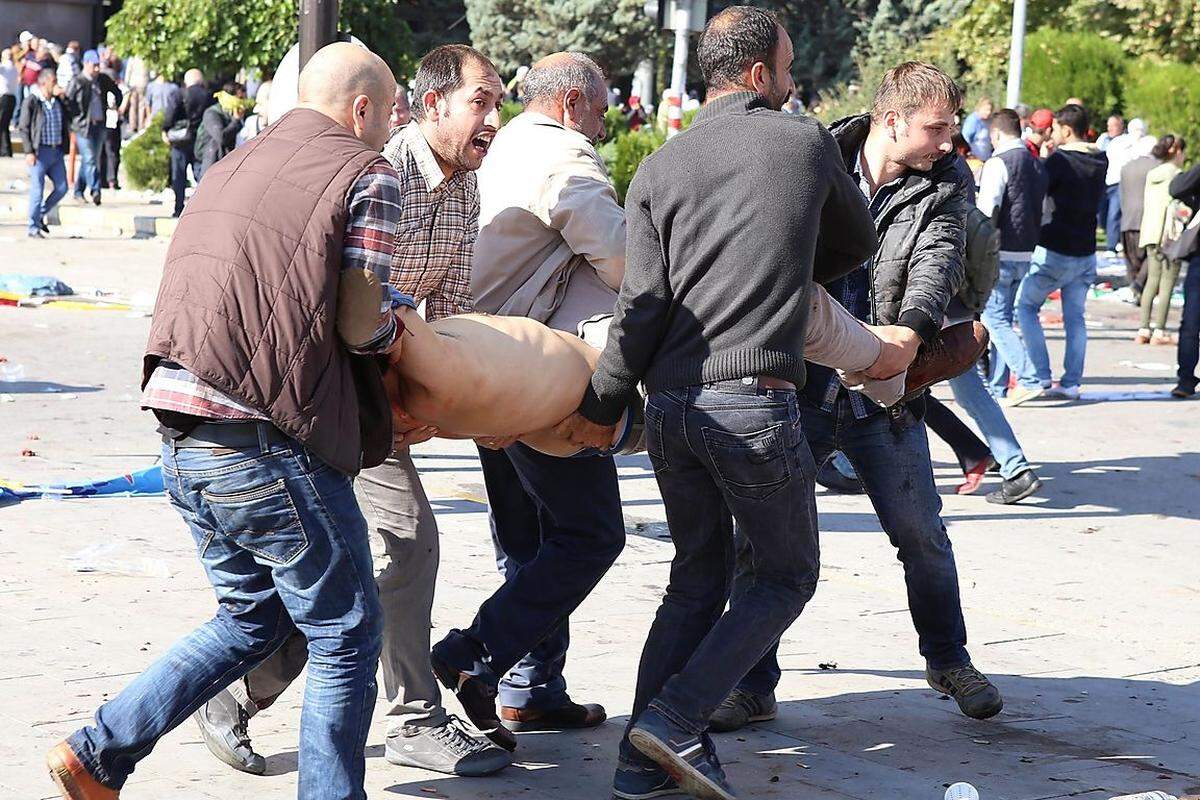 Laut Innenministerium war es vor dem Hauptbahnhof in Ankara zu mindestens zwei Explosionen gekommen. Regierungskreisen zufolge gibt es Hinweise auf ein Selbstmordattentat.  