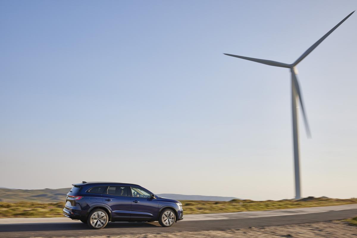 Stecker hat der Espace keinen. Das Hvbridsystem ist geschlossen. Die Batterie ist aber vergleichsweise groß und erlaubt längere rein elektrische Sequenzen.