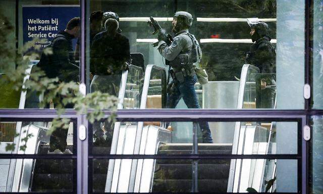 Bei einer Schussabgabe in der niederländischen Hafenstadt Rotterdam sind am Donnerstag nach Polizeiangaben drei Menschen getötet worden.