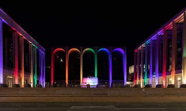 Die Metropolitan Opera vergangenen Juni, zu Ehren der LGBT-Community in Regenbogenfarben illuminiert. 