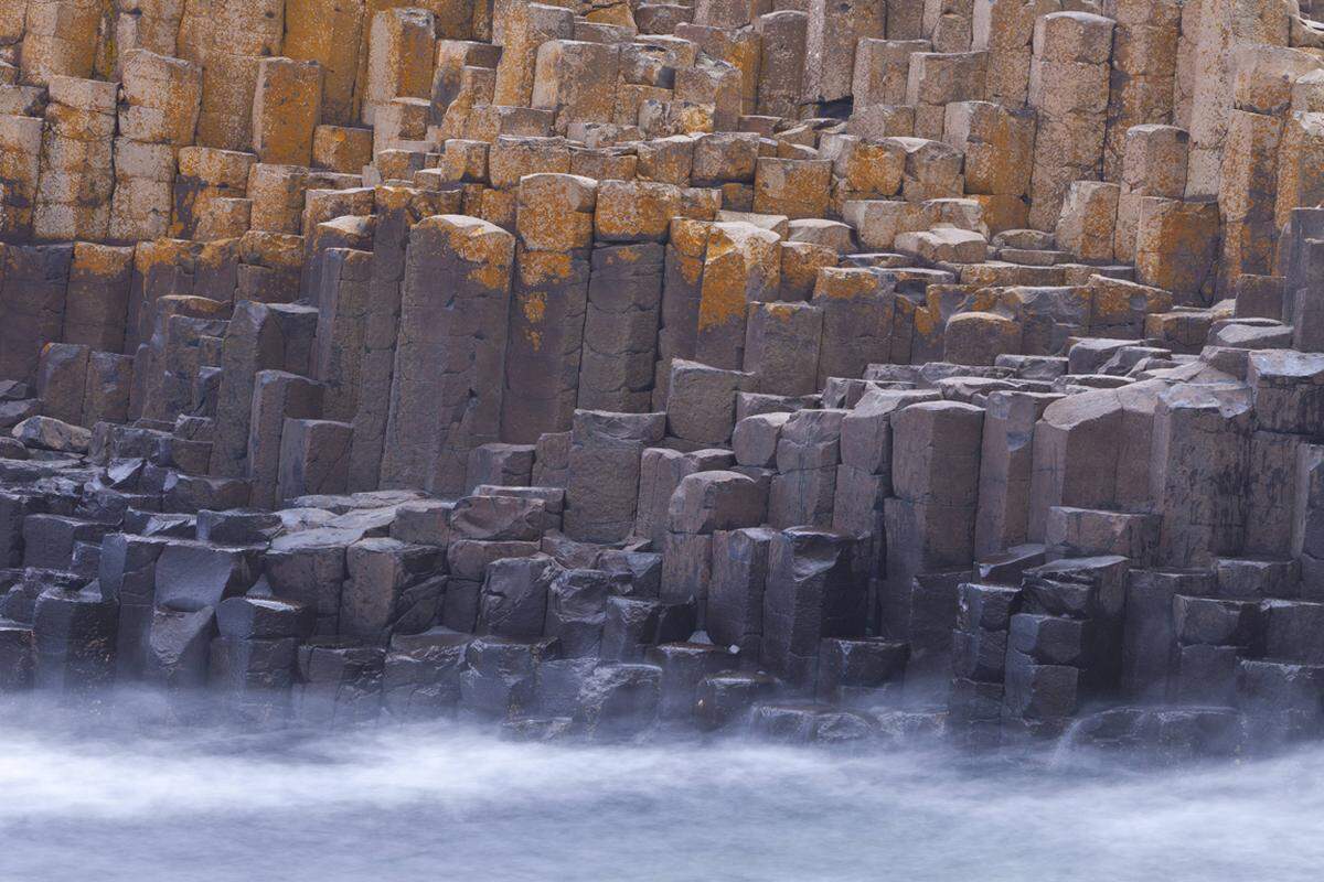 Seit 1986 UNESCO-Welterbestätte, besteht der Giant's Causeway aus etwa 40.000 gleichmäßig geformten Basaltsäulen, die ein Alter von etwa 60 Millionen Jahren aufweisen. Die Entstehung des Basaltdammes ist auf die Abkühlung heißer Lava zurückzuführen.