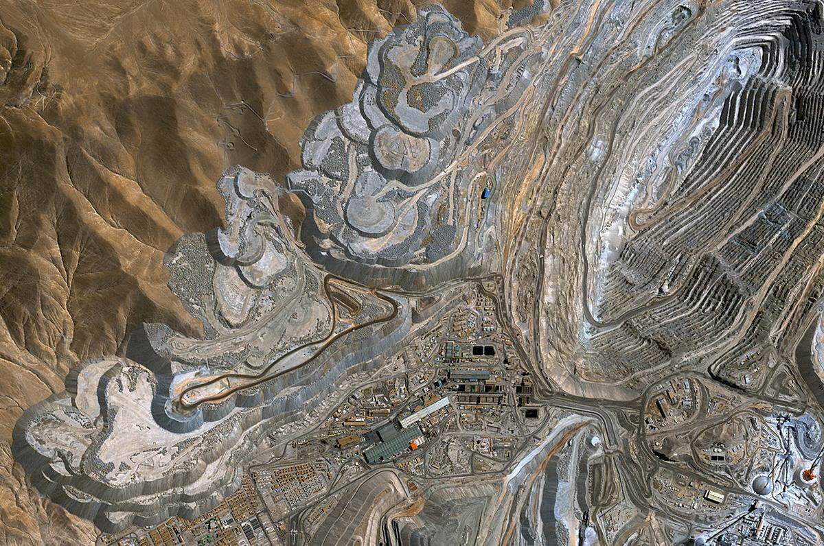 Die in 2850 Metern Höhe gelegene Chu­quicamata-Mine war lange Zeit die größte Tagbau-Kupfermine und mit mehr als 1000 Metern Tiefe eine der tiefsten der Welt. Bisher wurden mehr als drei Milliarden Tonnen Kupfererz gefördert. Schon in prähistorischer Zeit wurden die Vorkommen ausgebeutet, wovon auch der Fund des mumifizierten "Kupfermanns" in einem vor fast 1500 Jah­ren eingestürzten Schacht zeugt.