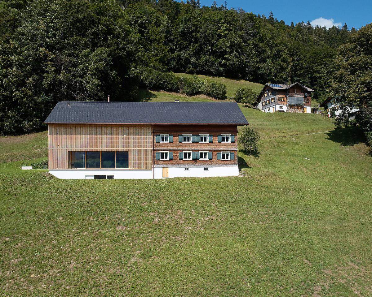 Gleich zwei Sanierungsobjekte erhielten den diesjährigen Vorarlberger Holzbaupreis: das Haus W. von firm Architekten und . . .