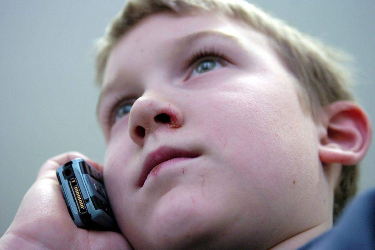 Am einfachsten: Die Handy-Ortung, etwa mit Trackyourkid. Per SMS können besorgte Eltern den Aufenthaltsort ihres Kindes orten. Das Problem: Man erfährt nur, in welcher Mobilfunk-Zelle sich das Kind aufhält. Am Land können diese mehrere Kilometer groß sein.