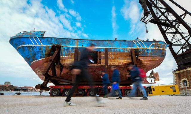 Denkmal des tödlichen Dilemmas der Migrationskrise: das Schiffswrack des schrecklichen Mittelmeer-Unglücks 2015. Christoph Büchel stellte es ins Arsenale.