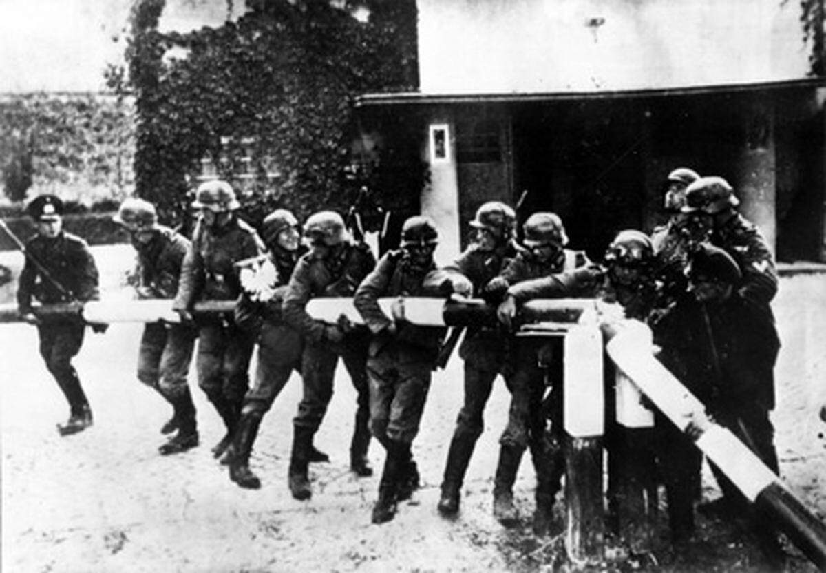 Beim Einmarsch deutscher Truppen in Polen beseitigten Soldaten der deutschen Wehrmacht die Schlagbäume an den Grenzen.