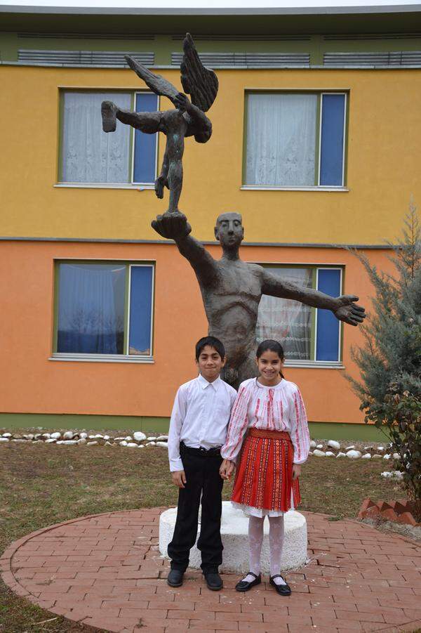 Catalin (11) und Dana (11) leben seit zehn Jahren in der "Stadt der Kinder", die Concordia in Ploiesti errichtet hat. Insgesamt sind hier 96 Kinder untergebracht, gehen zur Schule und bekommen später auch eine Ausbildung.